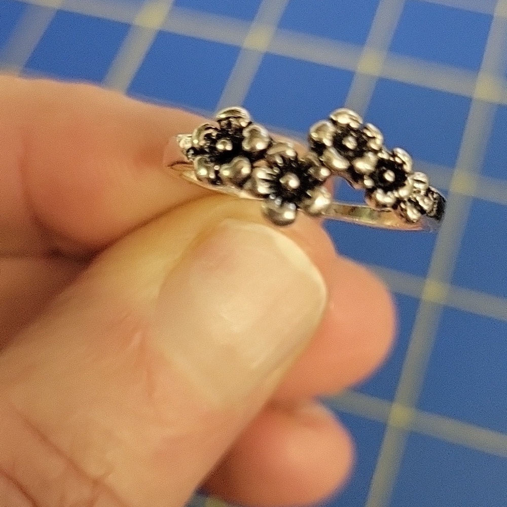 Flower Silver Tone Ring Size 9